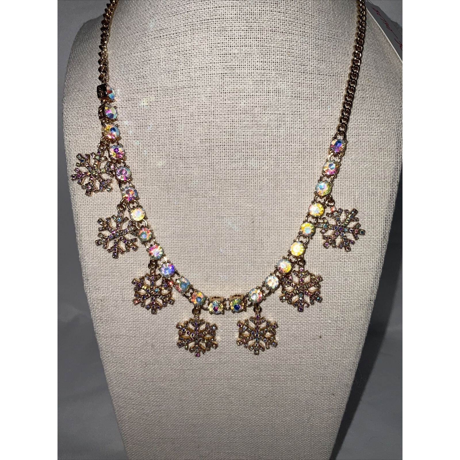 NEW NWT BETSEY JOHNSON GOLD TONE IRADESCENT WHITE SNOWFLAKE NECKLACE CHRISTMAS