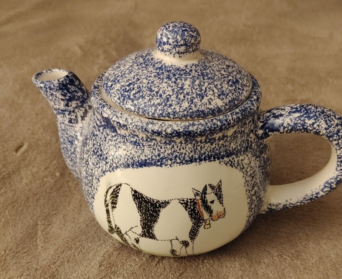 Teapot in blue speckled with a cow print