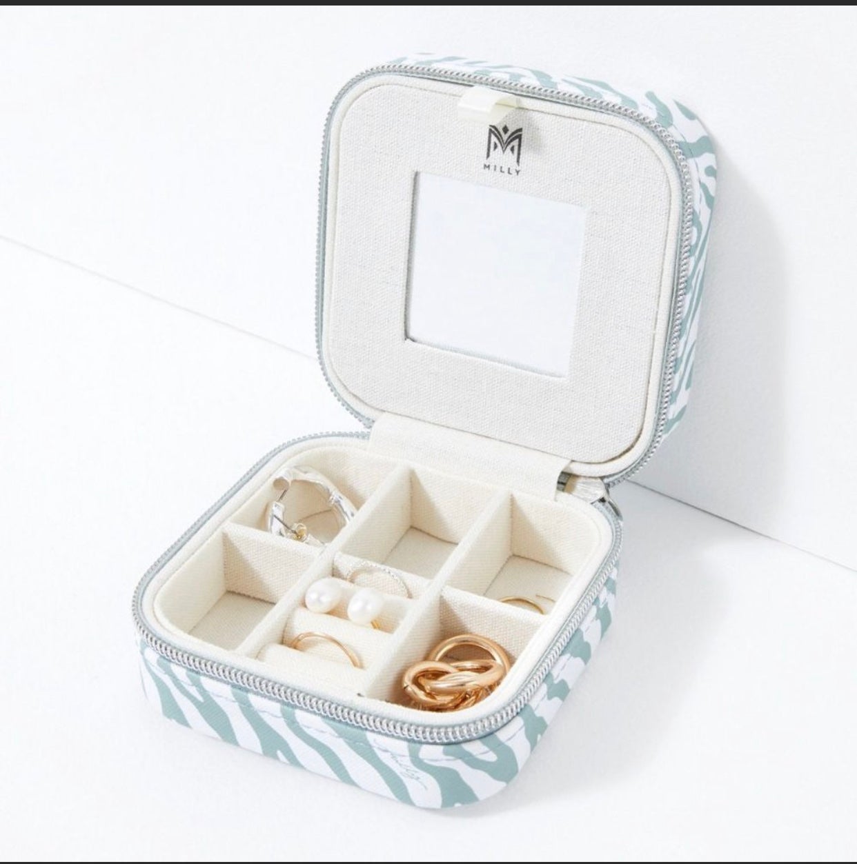 Traveling jewelry box