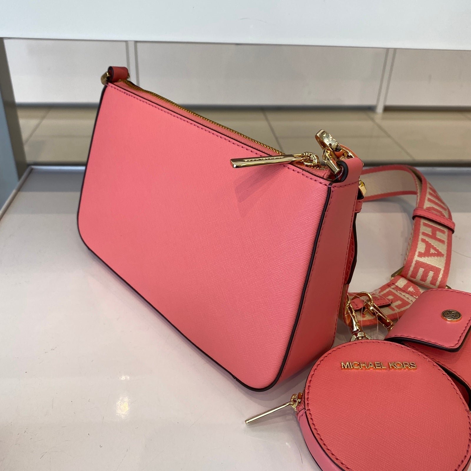 7月★Michael Kors★JET SET TRAVEL TECH CROSSBODY Michael Kors Jet Set Vanilla Signature PVC Crossbody Tech