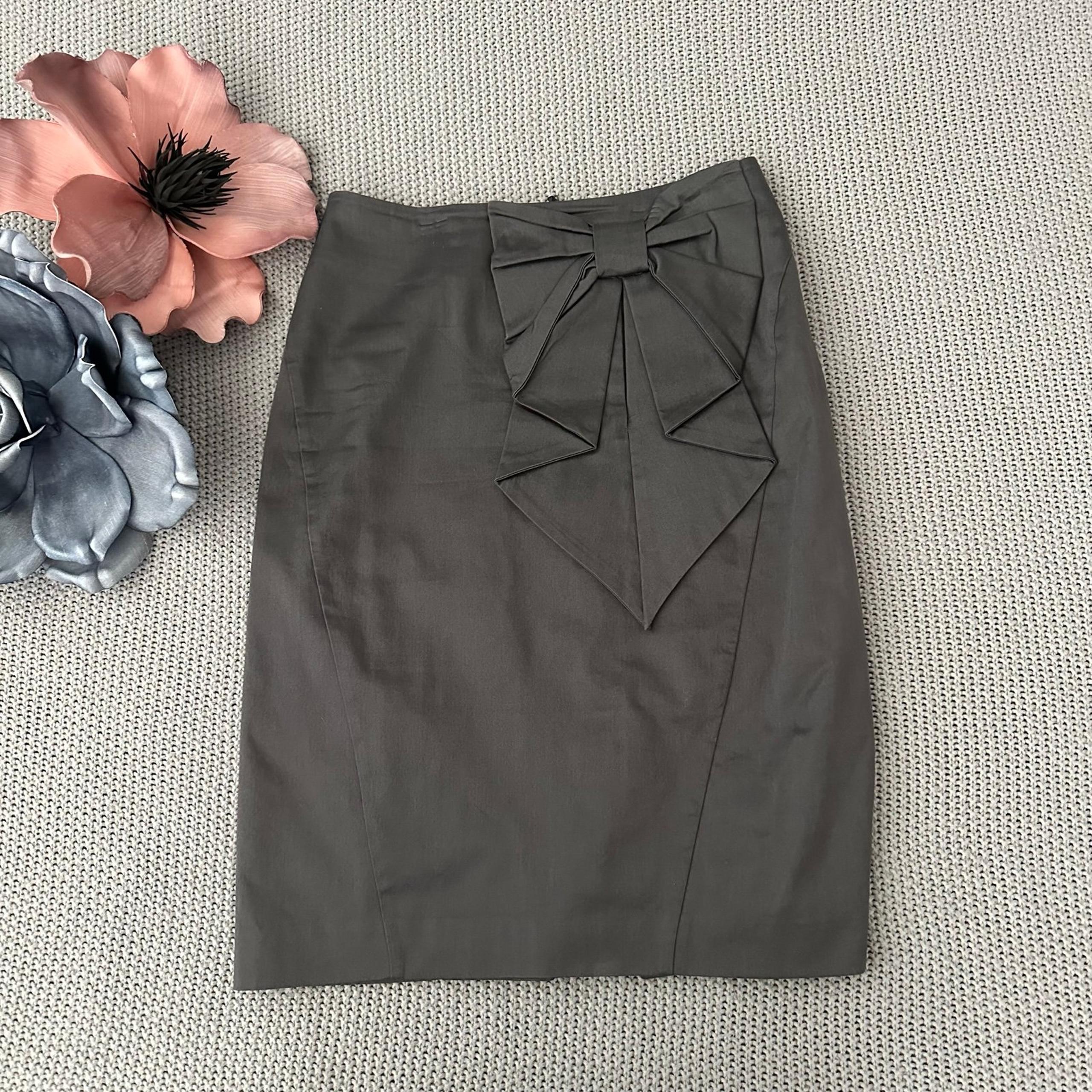 H&M women’s grey pencil skirt size 6 with bow 3/$20