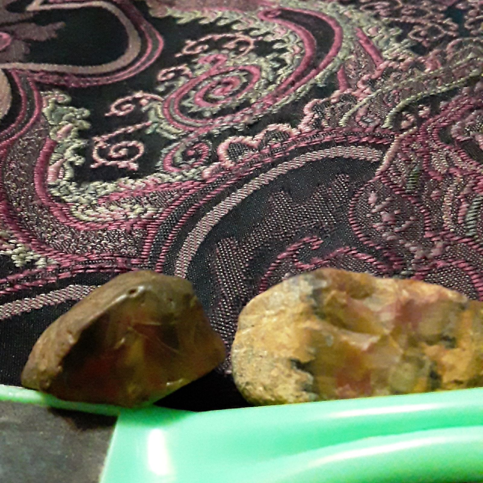 Two wello opals.