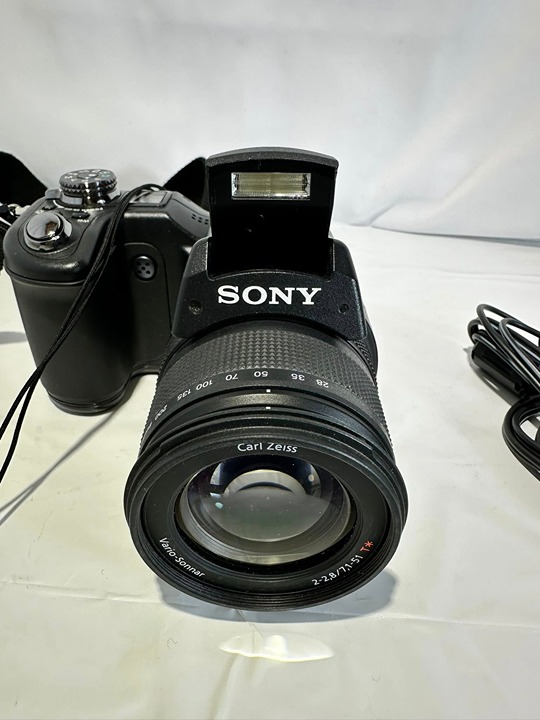 Sony CyberShot DSC-F828 8MP Digital Camera Carl Zeiss Vario Sonnar Cords & Case