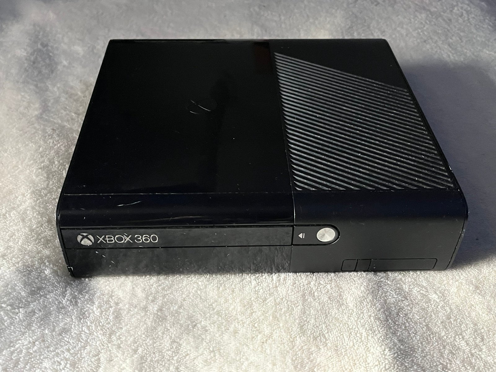 Xbox 360 E W/ CORD + HALO 4 DISC 1 and 2 + SKATE 3