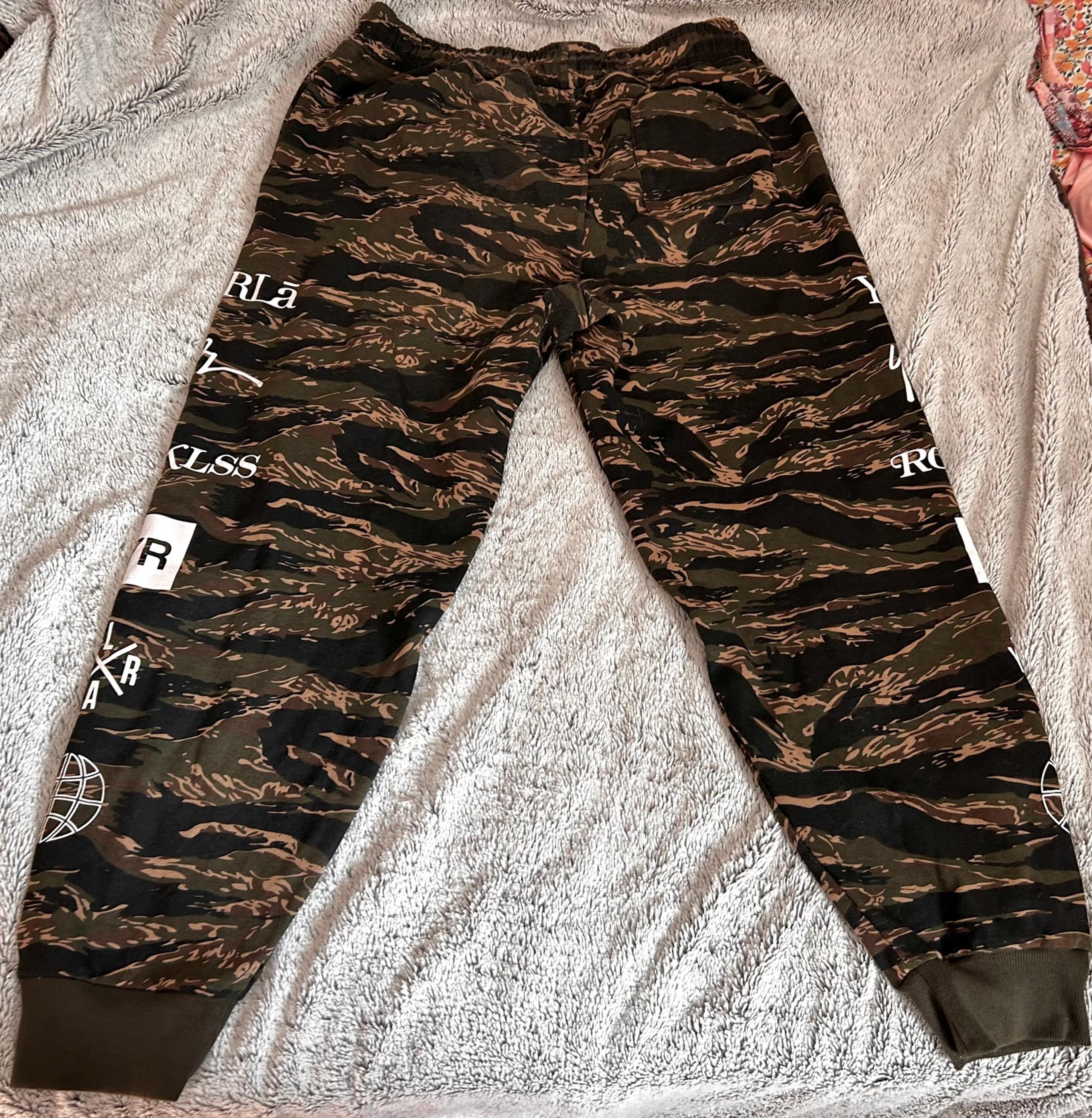 Mens 2XLs Young and Reckless Camo Sweatpants