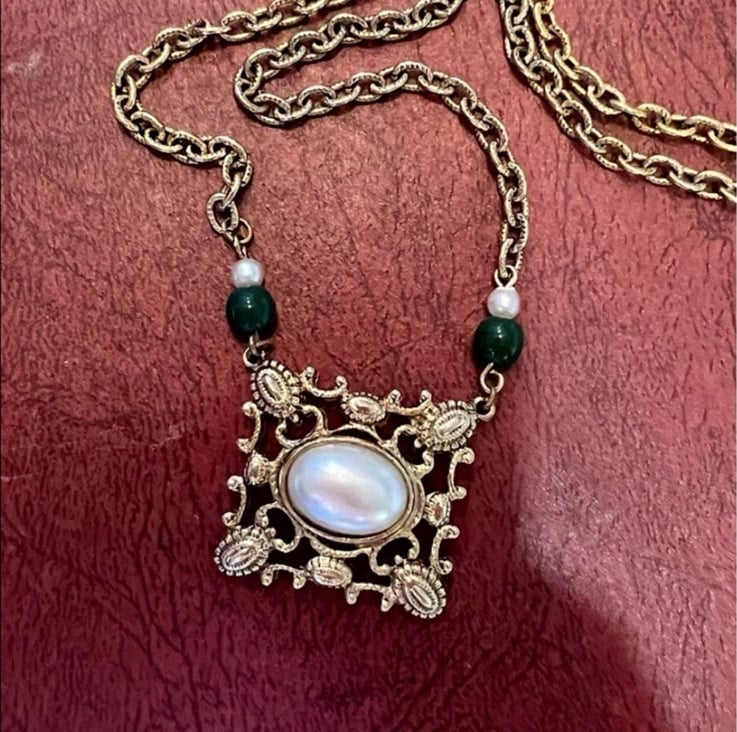 Vintage Gold Pearl and Jade Pendant Necklace. Art Deco Antique Style Necklace