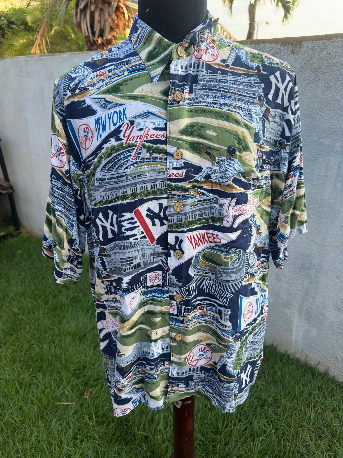PreOwned Reyn Spooner Navy New York Yankees Multicolored Full Button Men's Large
