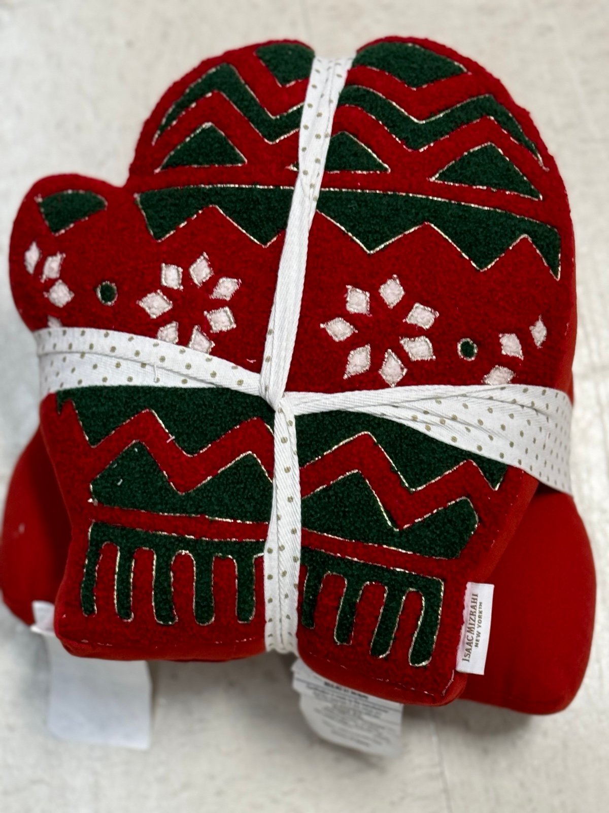 Isaac mizrahi set of 2 pillows hat and glove