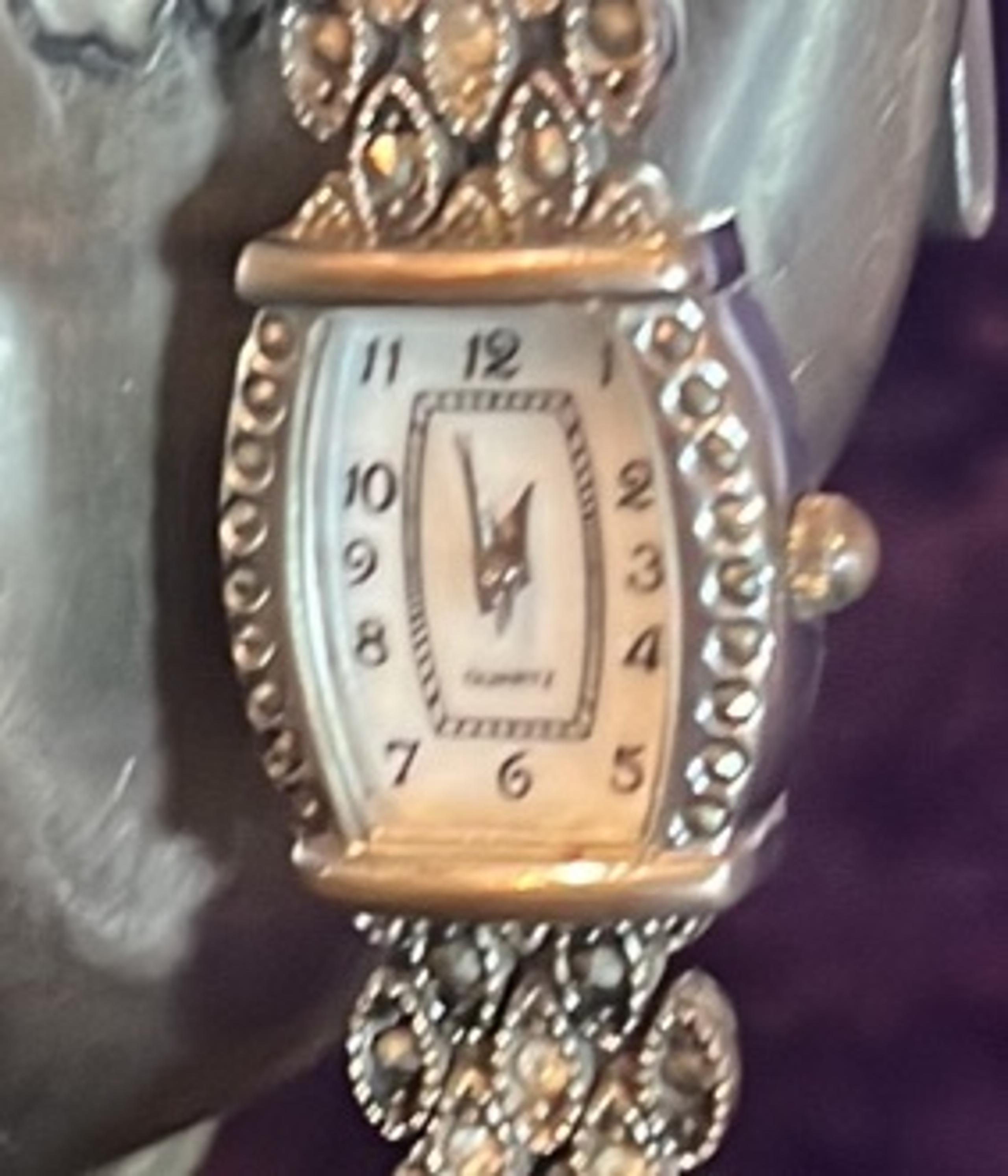 Vintage Mz Berger WS01 Women’s Quartz Watch W/ Shark Like Band