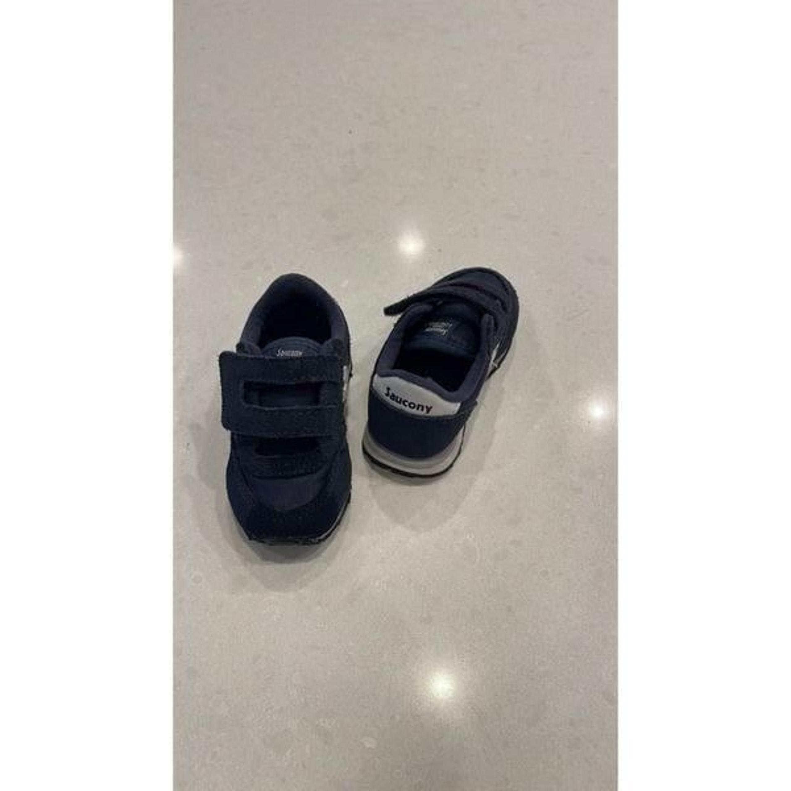 SAUCONY toddler jazz low pro sneakers size 5m leather upper, cute, Velcro, blue.
