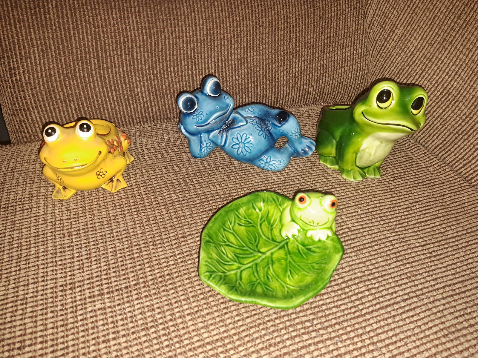 4 Vintage Ceramic Frogs