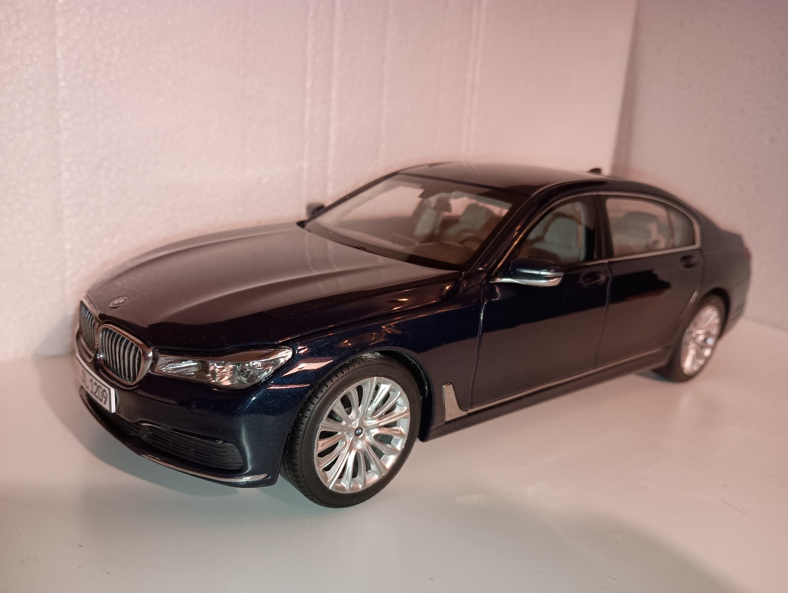 1:18 scale diecast BMW 750 Li blue