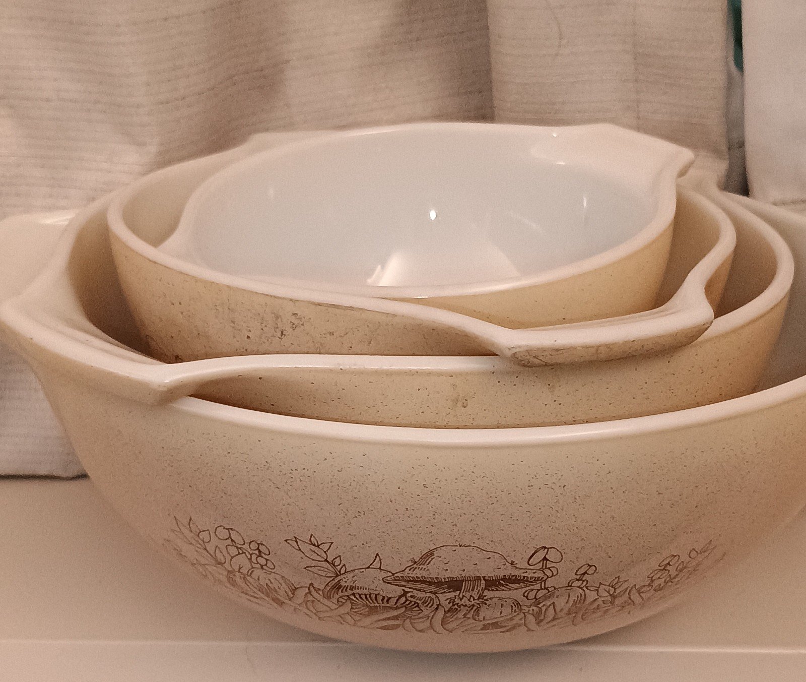 vintage Pyrex mixing bowls