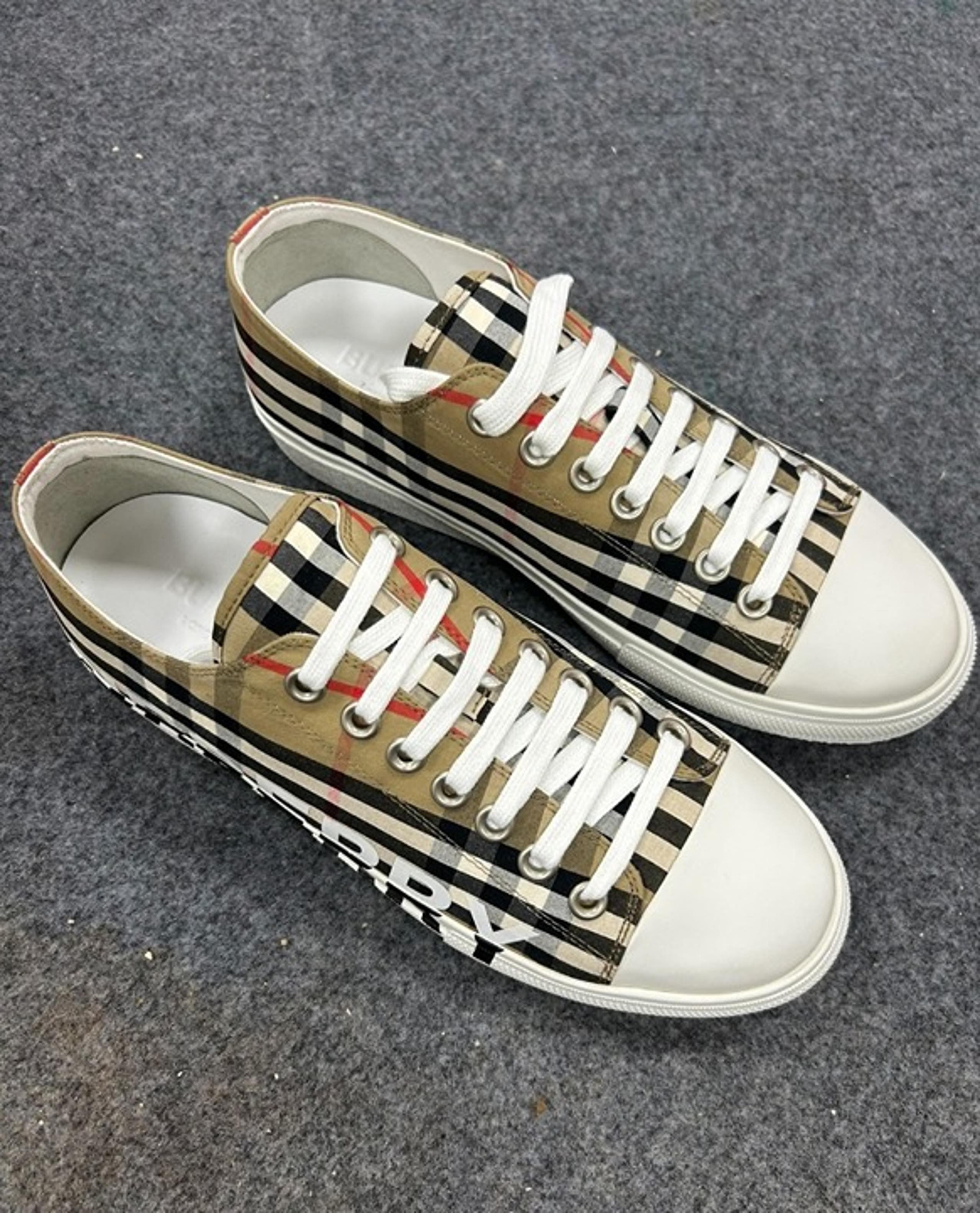Burberry shoes women
