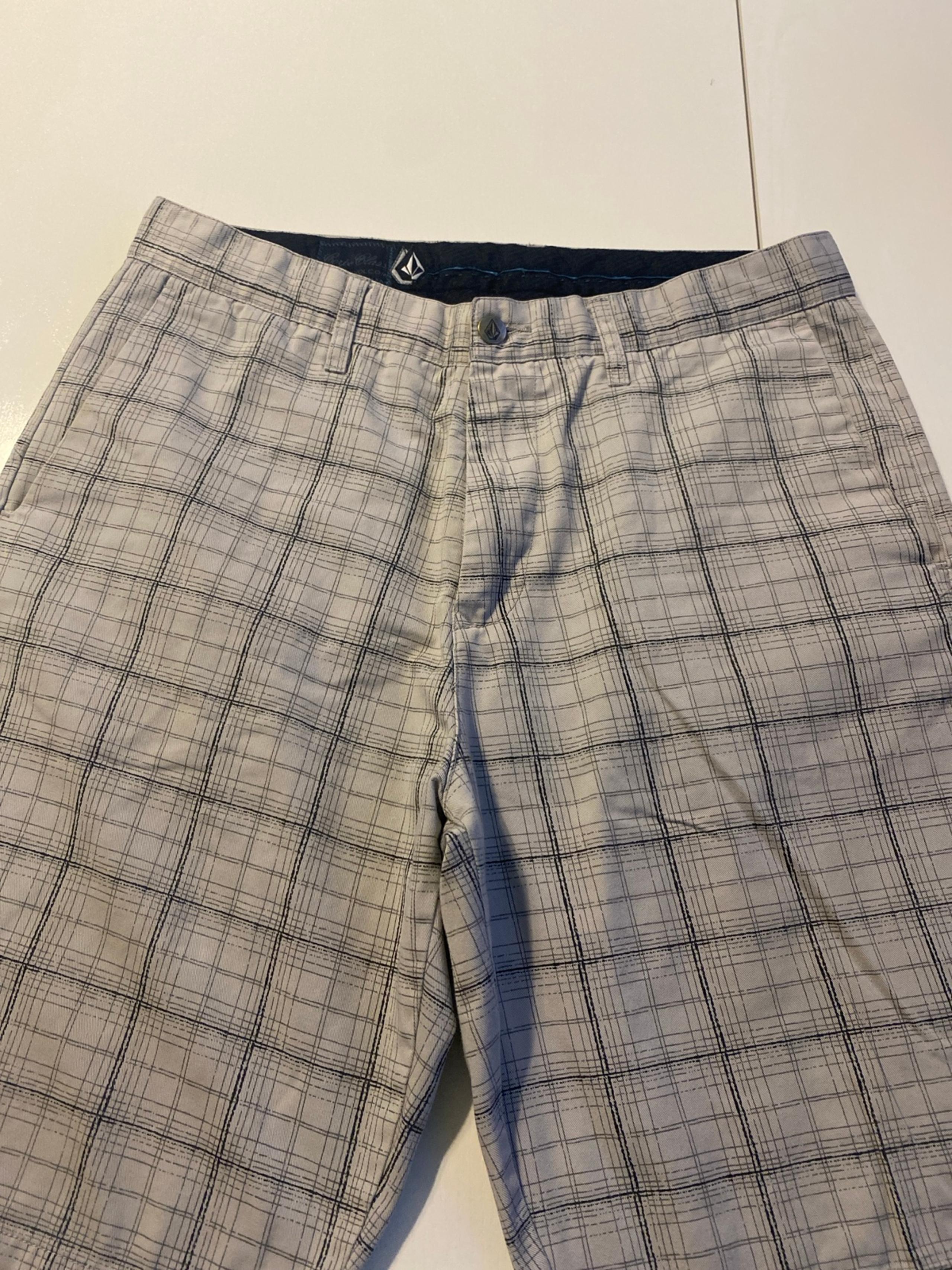 Men’s Sz 33 Volcom shorts