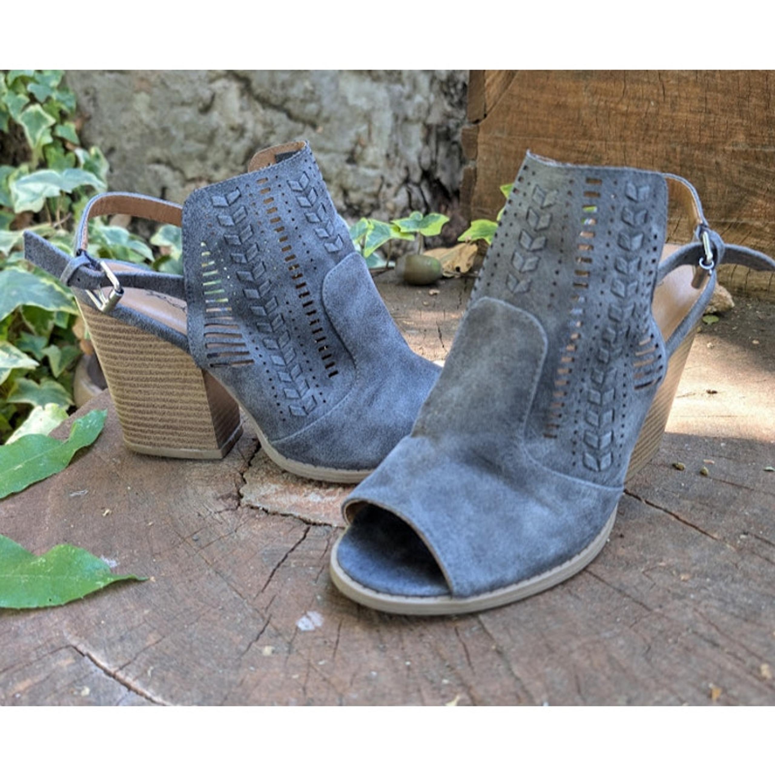 QUPID women's Block Heels Grey Faux Suede Peep Toe Size 6.5