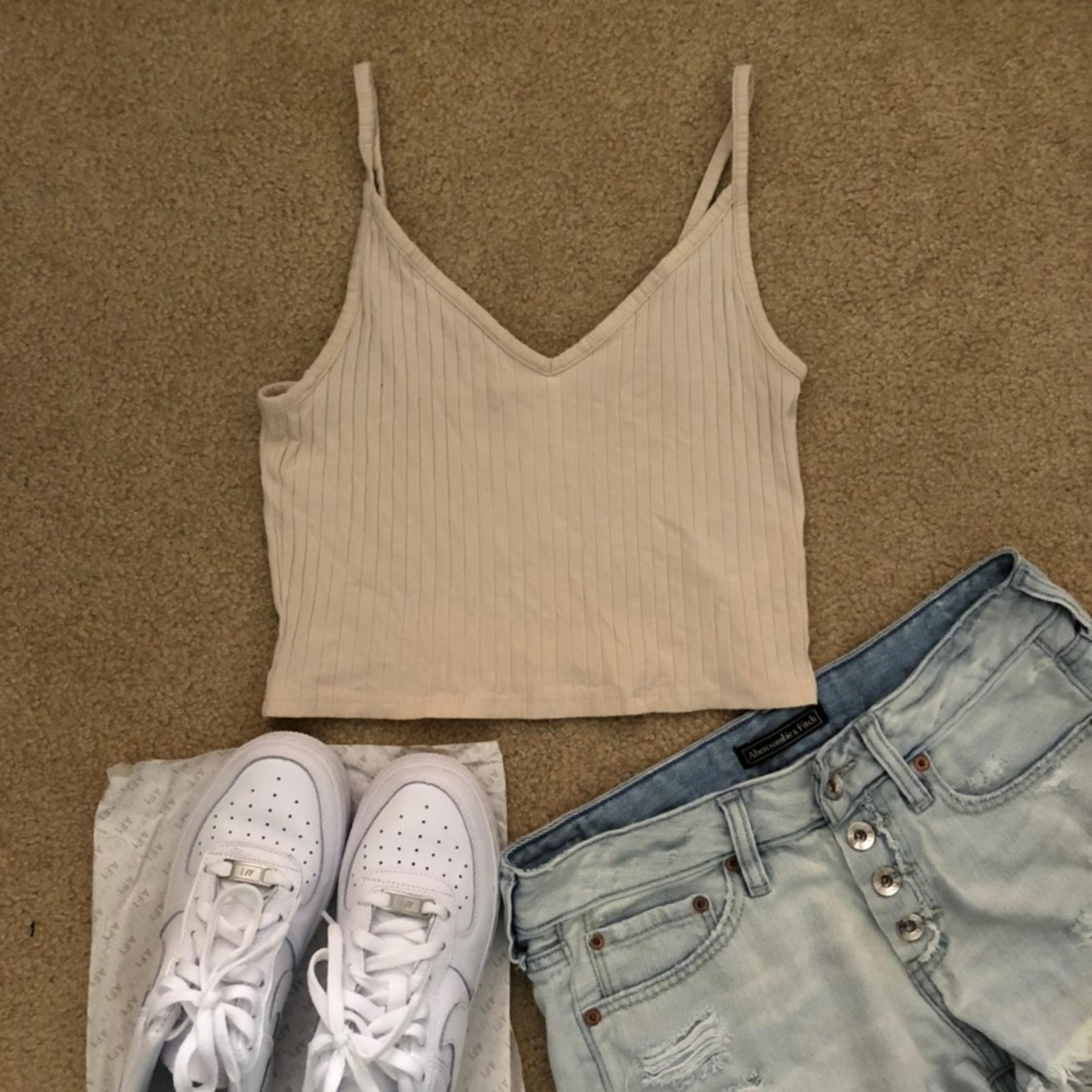 H&M cream/beige ribbed cropped tank top
