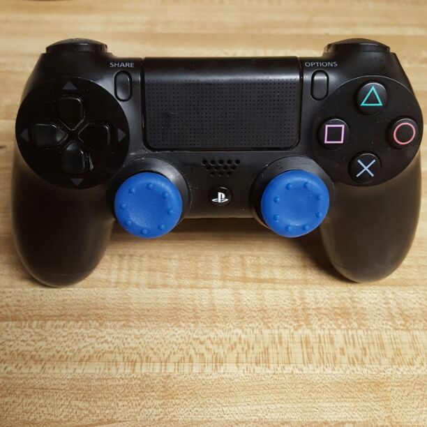 PS4 REMOTE & GRIPS