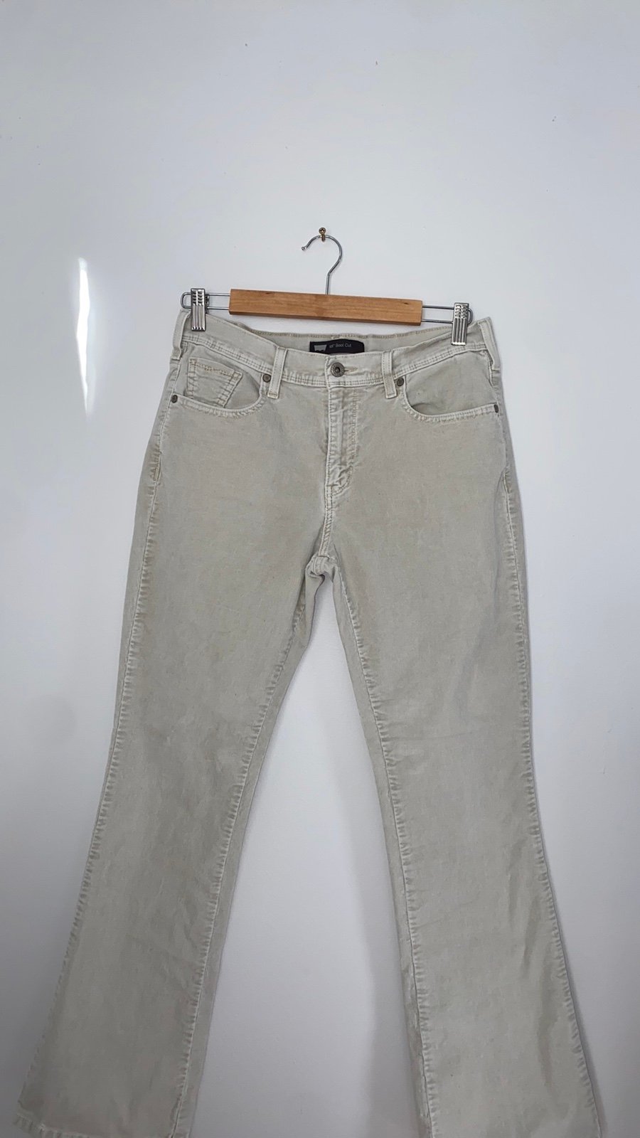 Levi’s women’s 515 boot cut cream corduroy pants. Size 8M. Waist 15.5”
