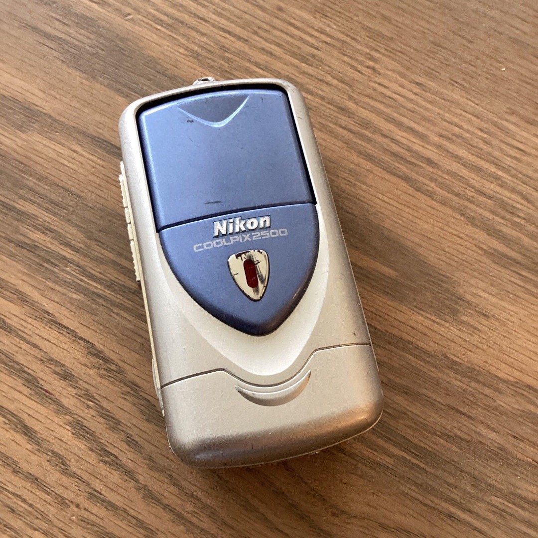 Nikon COOLPIX 2500 Digital Camera Vintage Compact Swivel Lens Works!!!