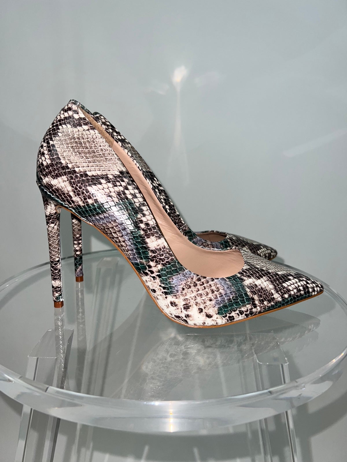 STEVE MADDEN SNAKE SKIN PUMPS