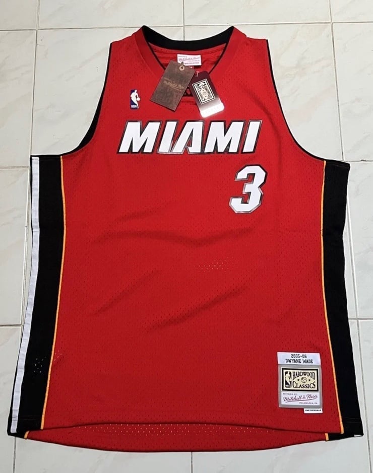 Mitchell & Ness NBA 2005-06 Dwyane Wade Miami Heat Swingman Red Jersey Men's XL