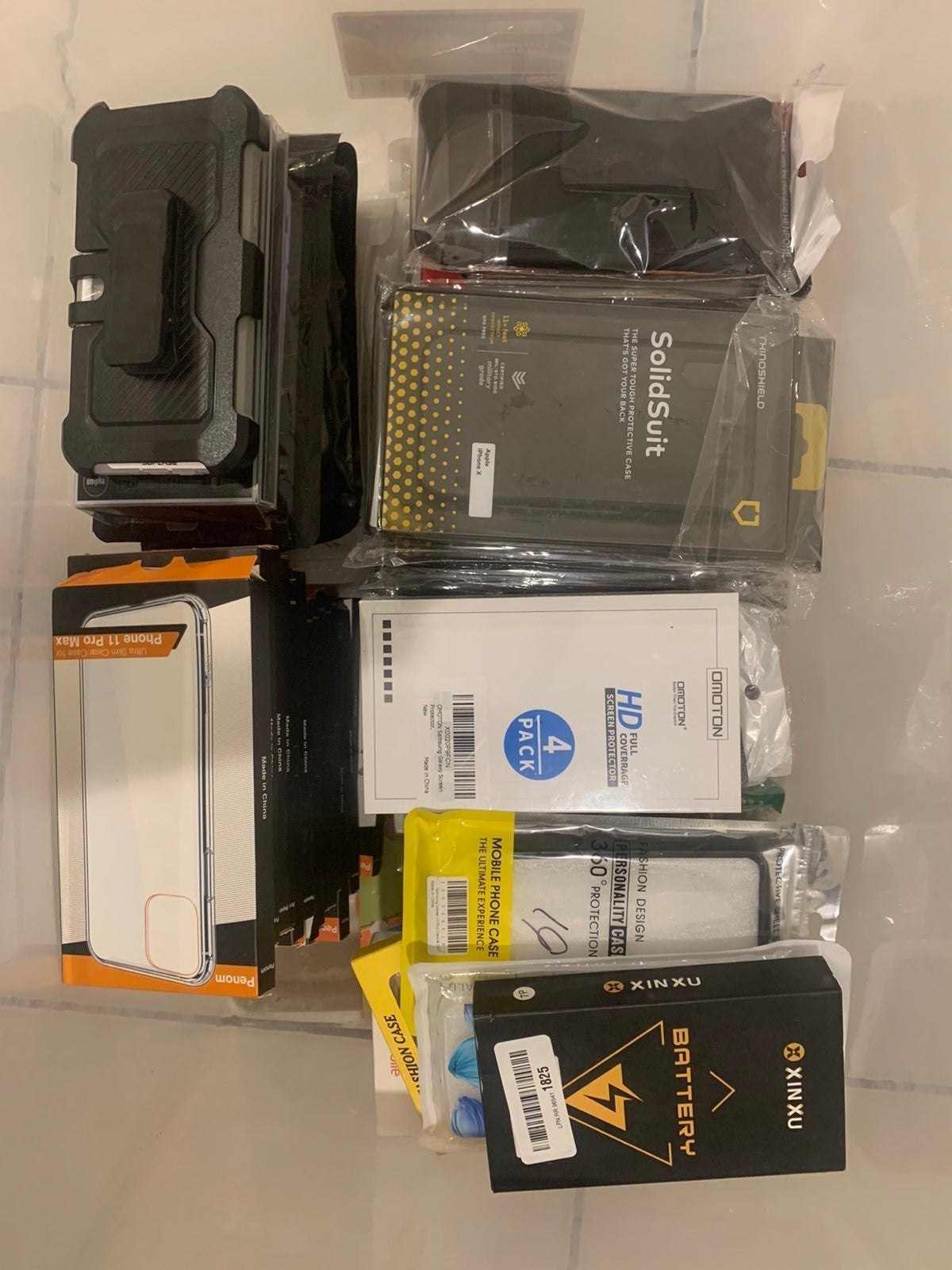 Cell phone accessories lot. (100 pieces)