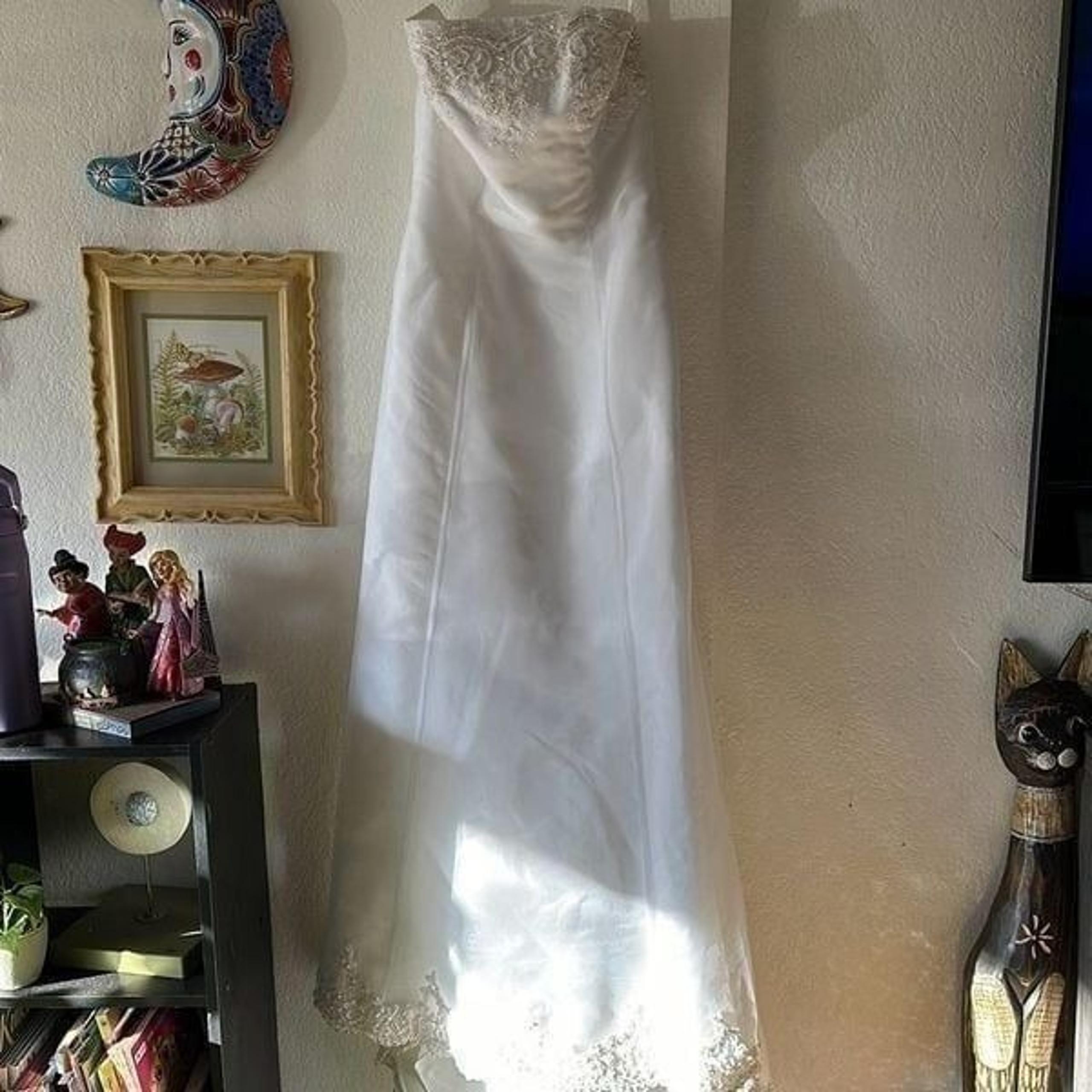 Michaelangelo Size 8 Strapless Wedding Dress chapel Train wedding dress Beaded t