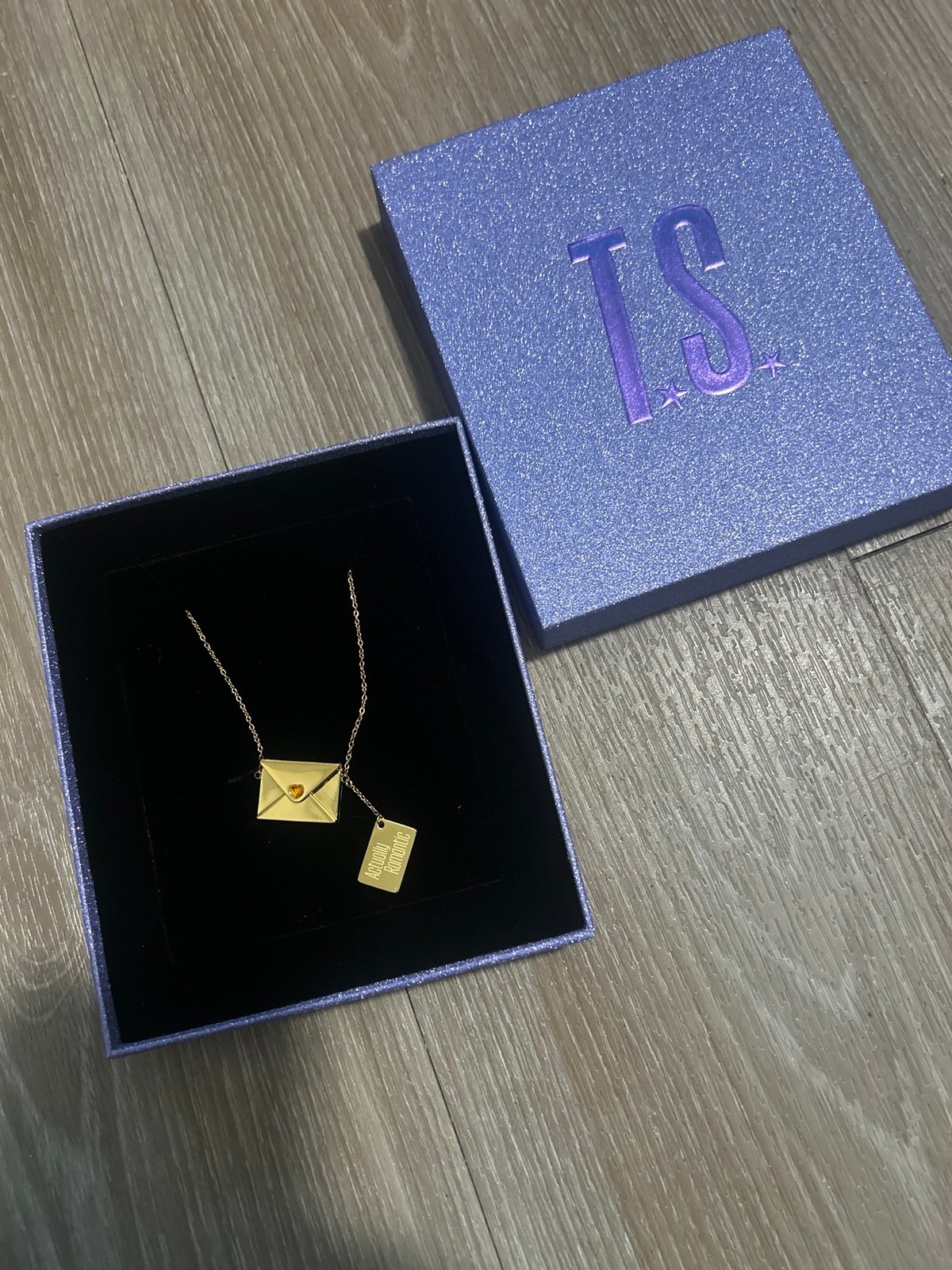 Taylor swift actually romantic necklace