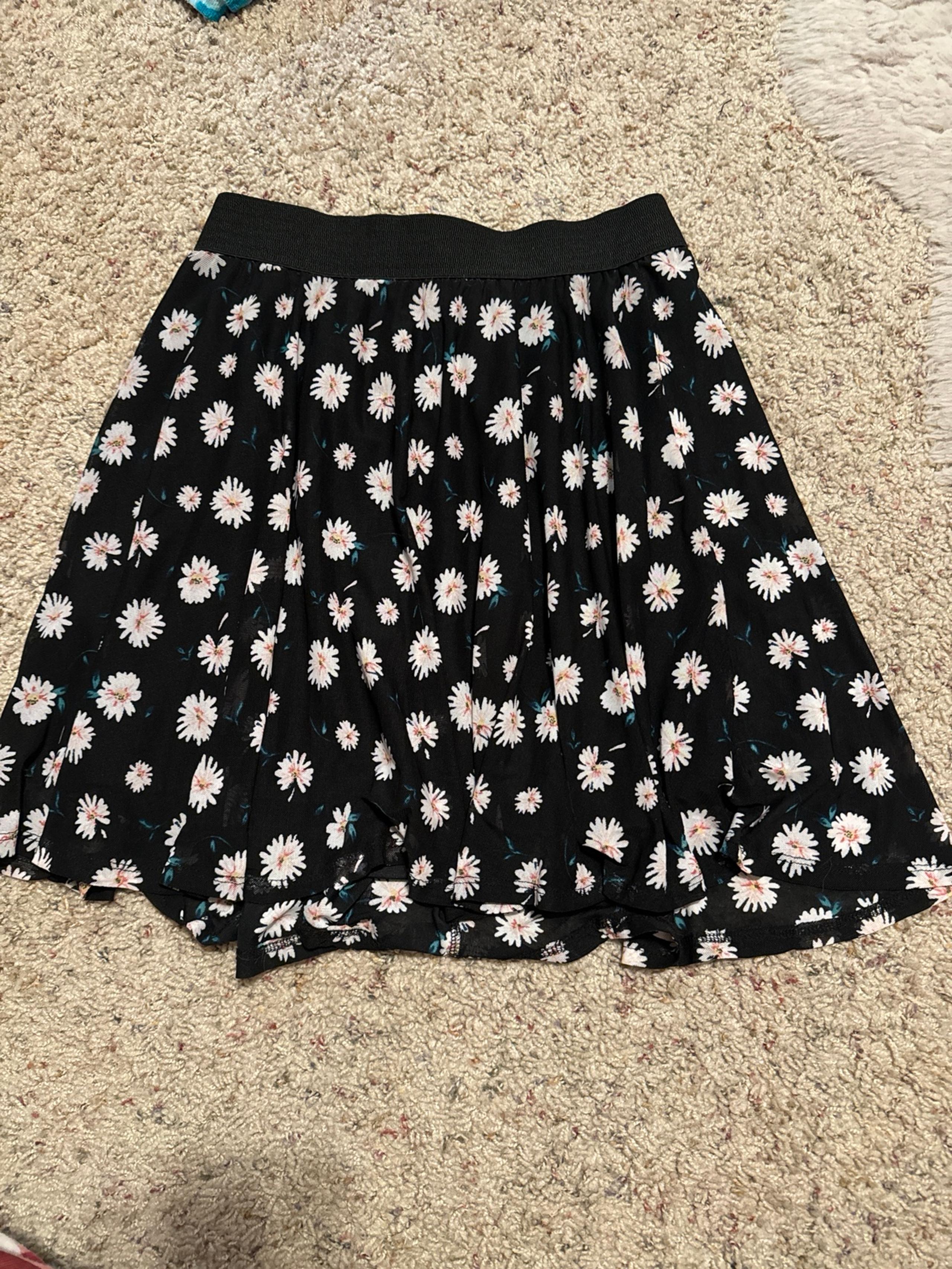Small black skirt with daisies