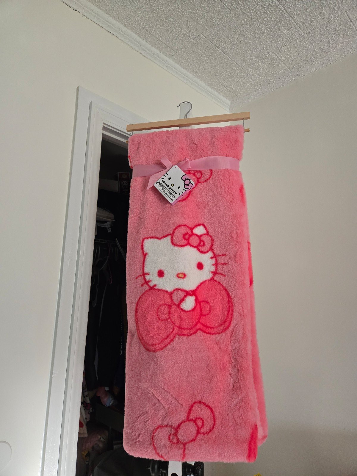 Hello Kitty Pink with Bows Fluffy Throw Blanket