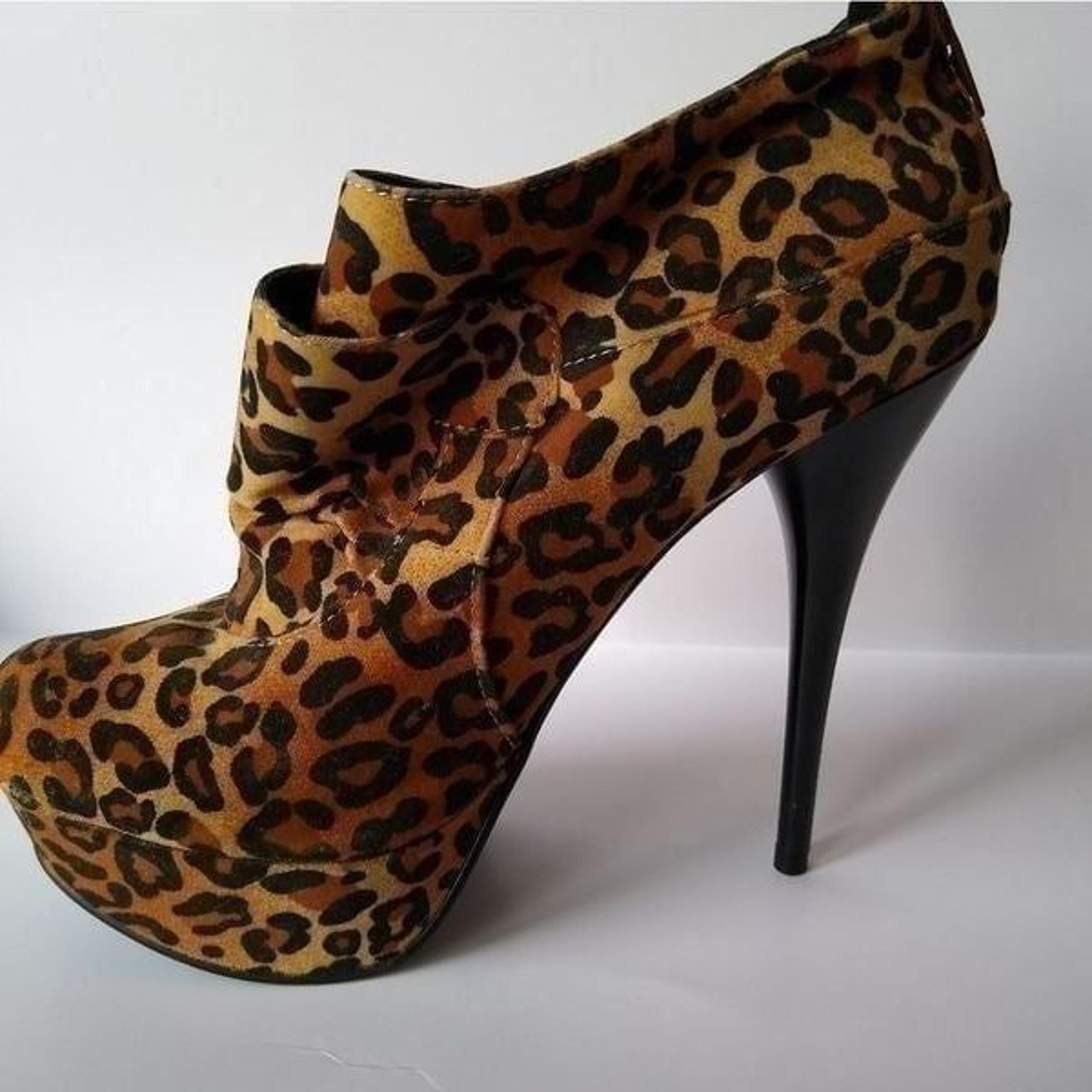 Qupid High Heels Women Ankle Botties./ Size 7