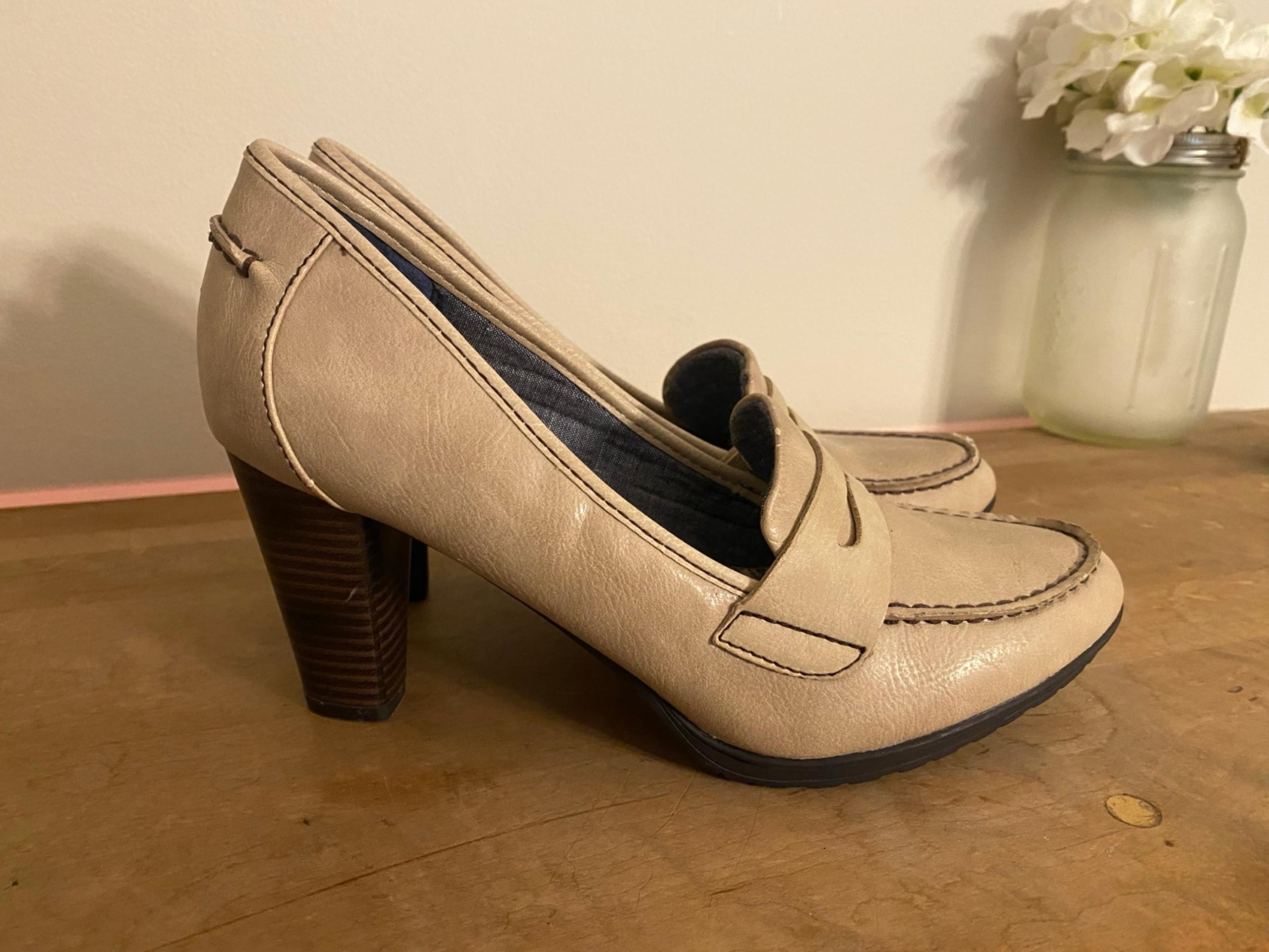 Dr. Scholl's 9.5 women’s Kendrix penny loafers heel shoes light tan pumps