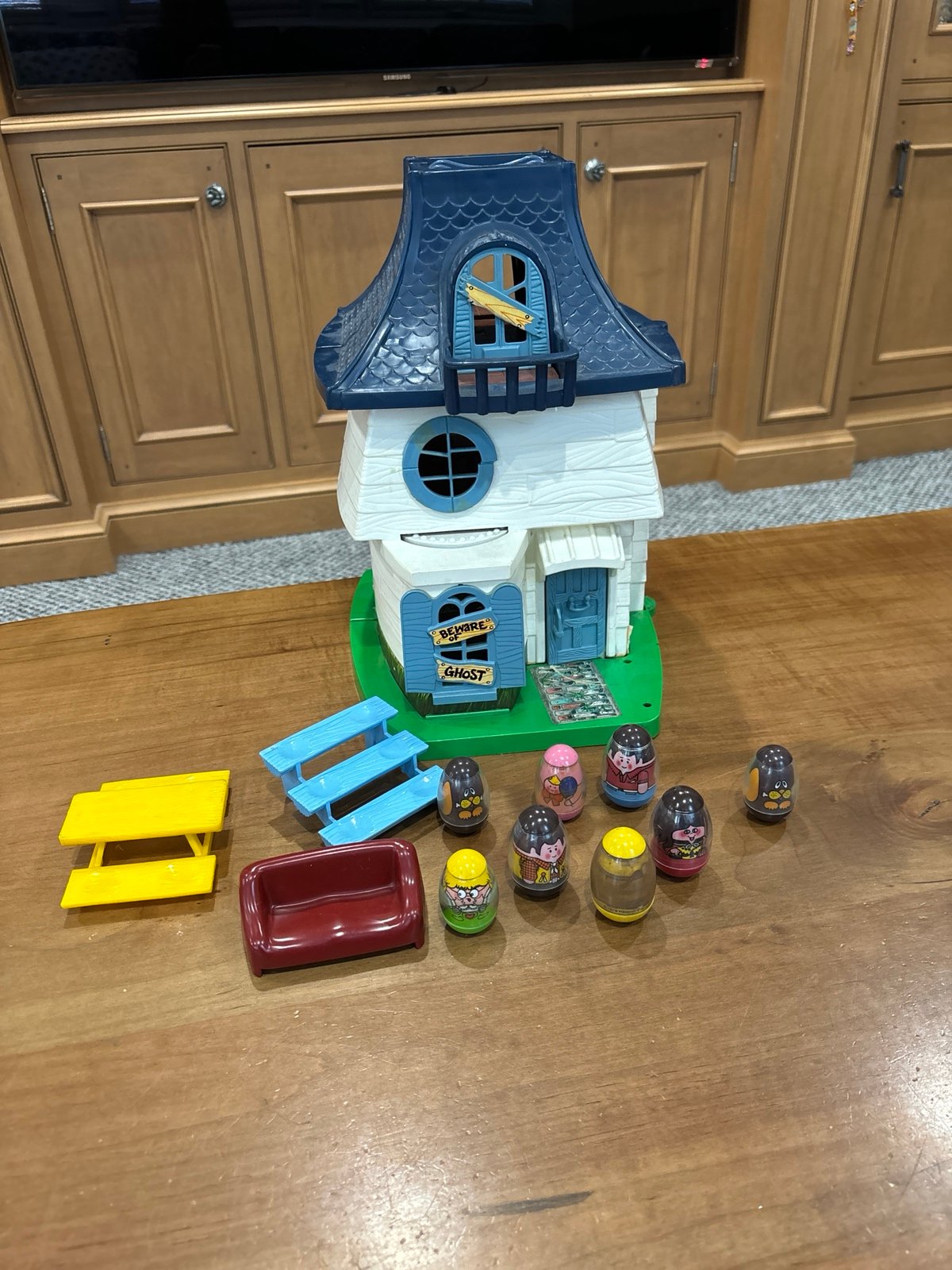 weeble haunted house with figures and accessories