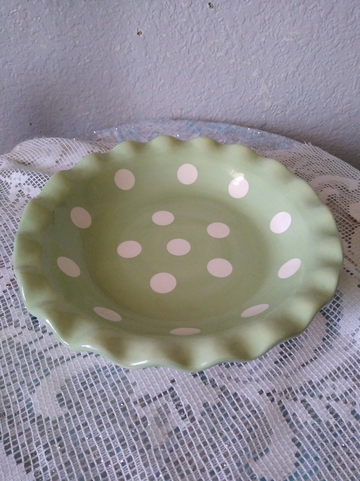 Retired Hallmark Ceramic Deep Dish Pie Baker 10” Green W/ white polka dots