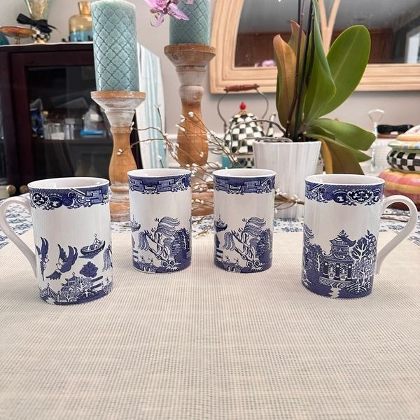 Royal Cuthbertson Blue Willow Set of 4 Coffee Mugs Blue White Royalty NEW