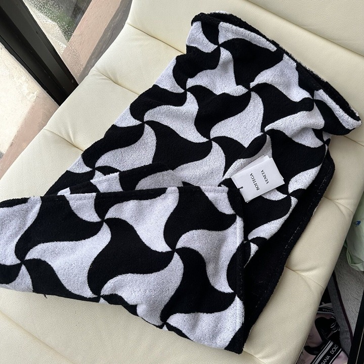 【関税&送料込】Bottega Veneta Printed Terry Beach Towel NWT Bottega Veneta Terry Wavy Triangle Print Beach Towel