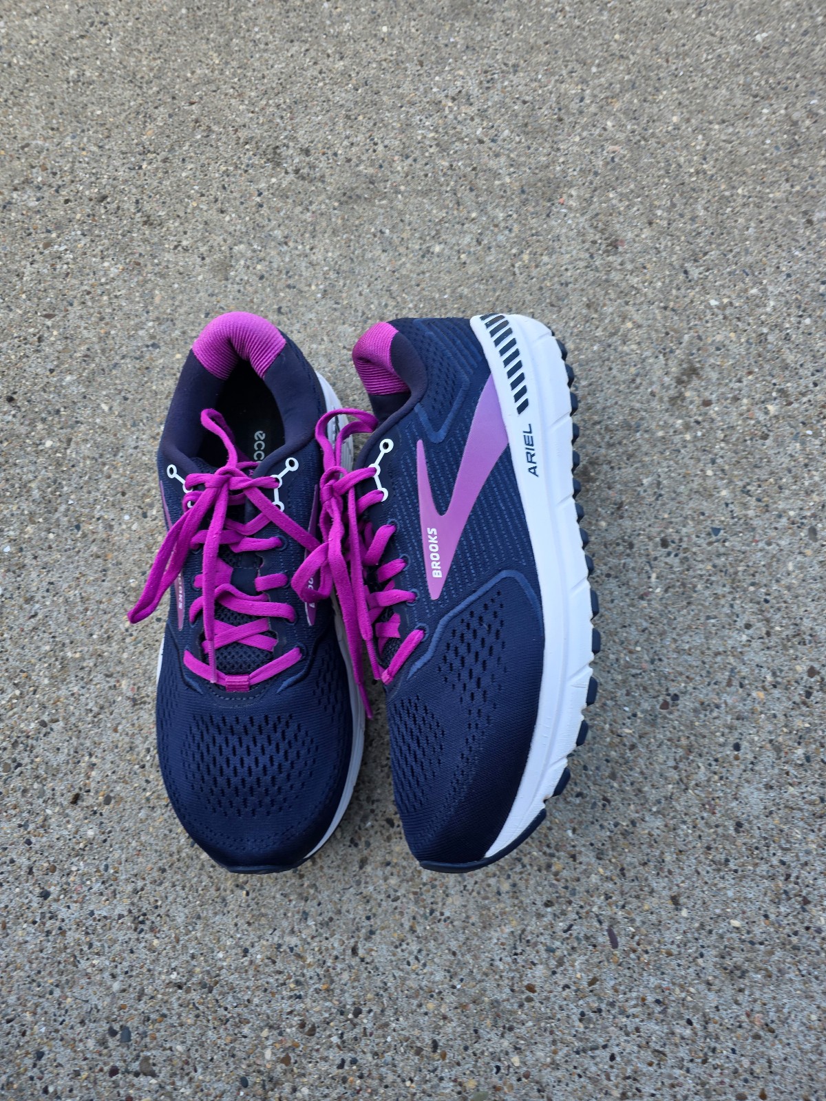 Brooks Ariel GTS sneaker women's size 10 wide