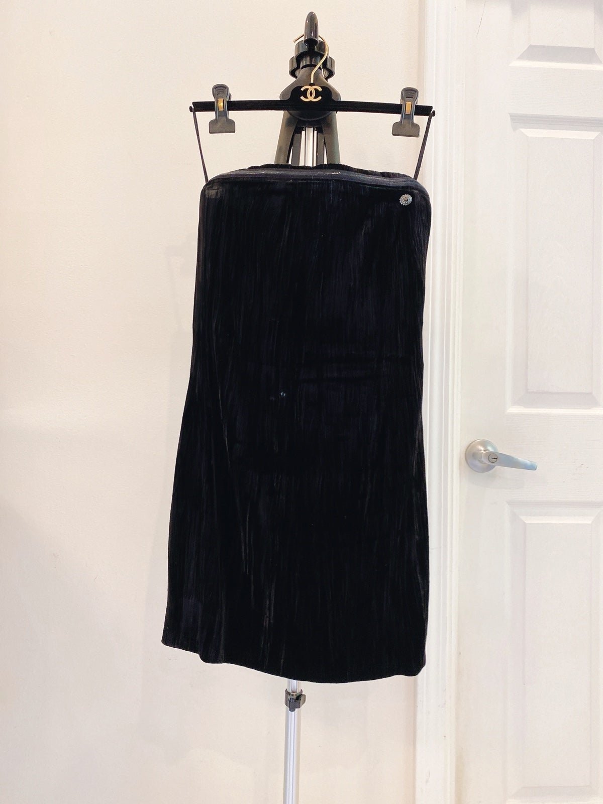Chanel - Black Fitted Textured Velvet Strapless Mini Dress Sz 34