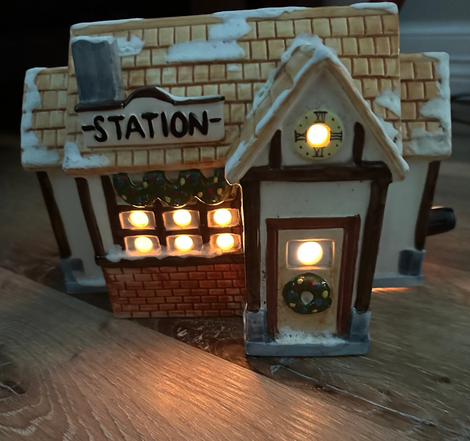 Dept 56 VINTAGE Snow Village Train Station 8 Window Early 80’s w/light No box