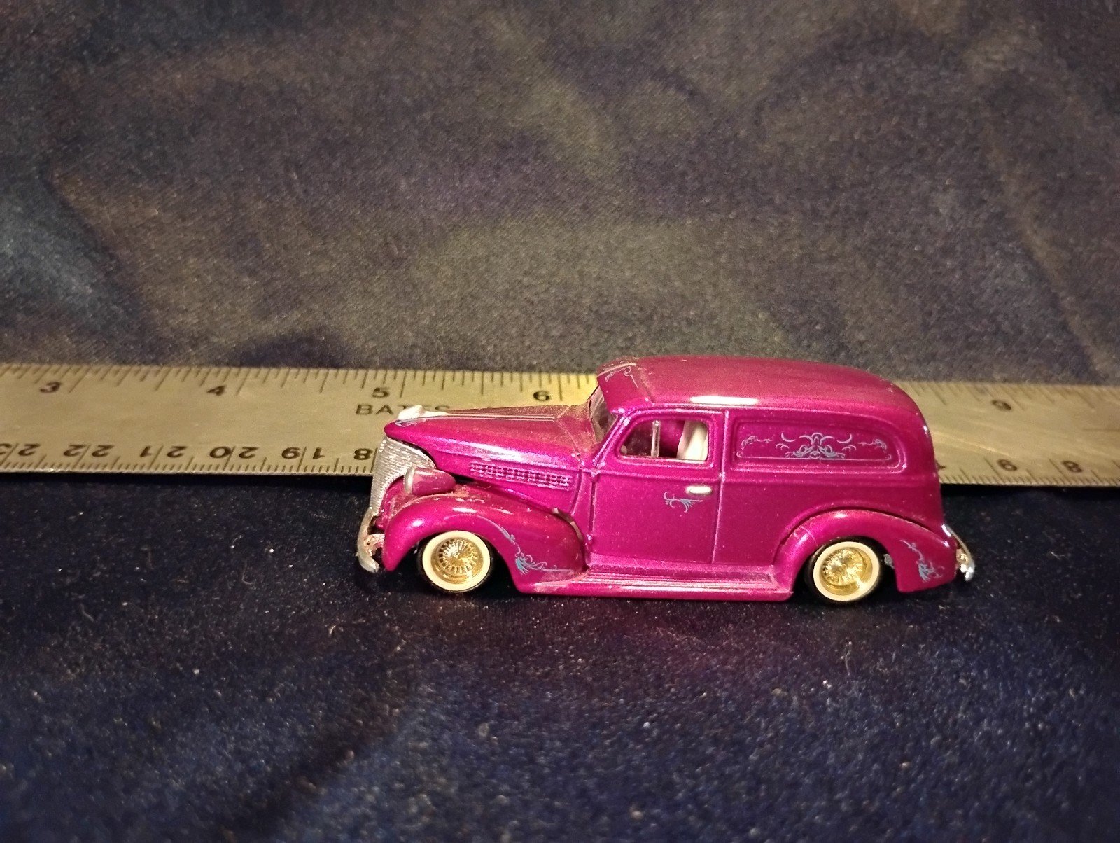 REVELL LOWRIDERS '39 CHEVY SEDAN DELIVERY VERSION 4 BOMB SERIES MINI CAR