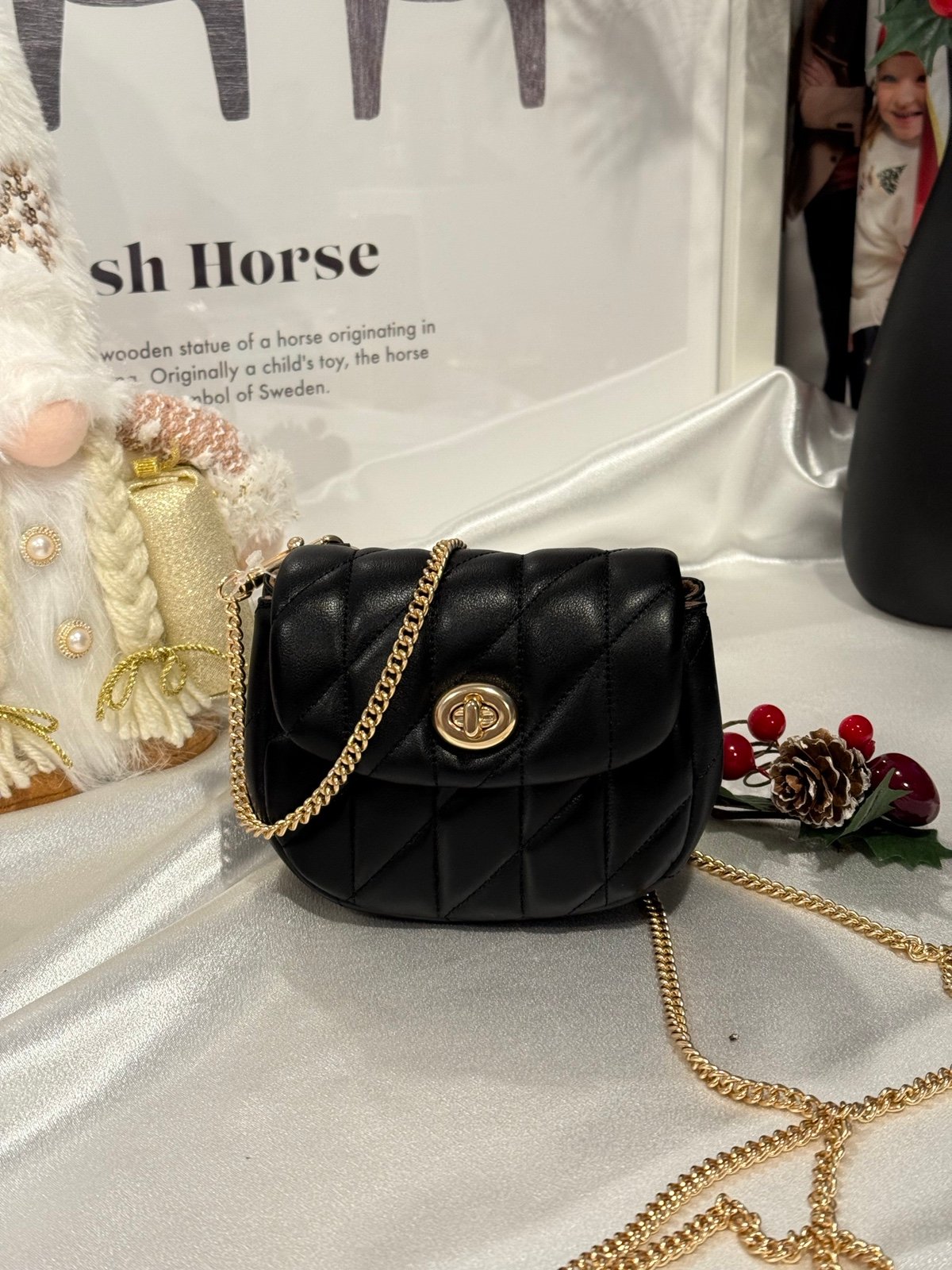 Coach CZ018 Turnlock Card Case in Black