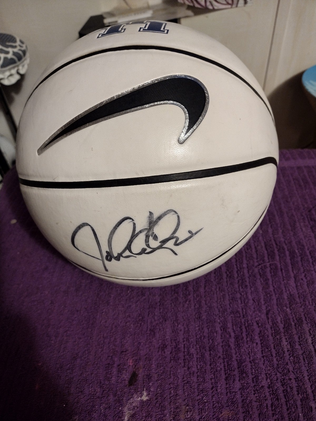 2015 Nike basket ball signed by john Calipri