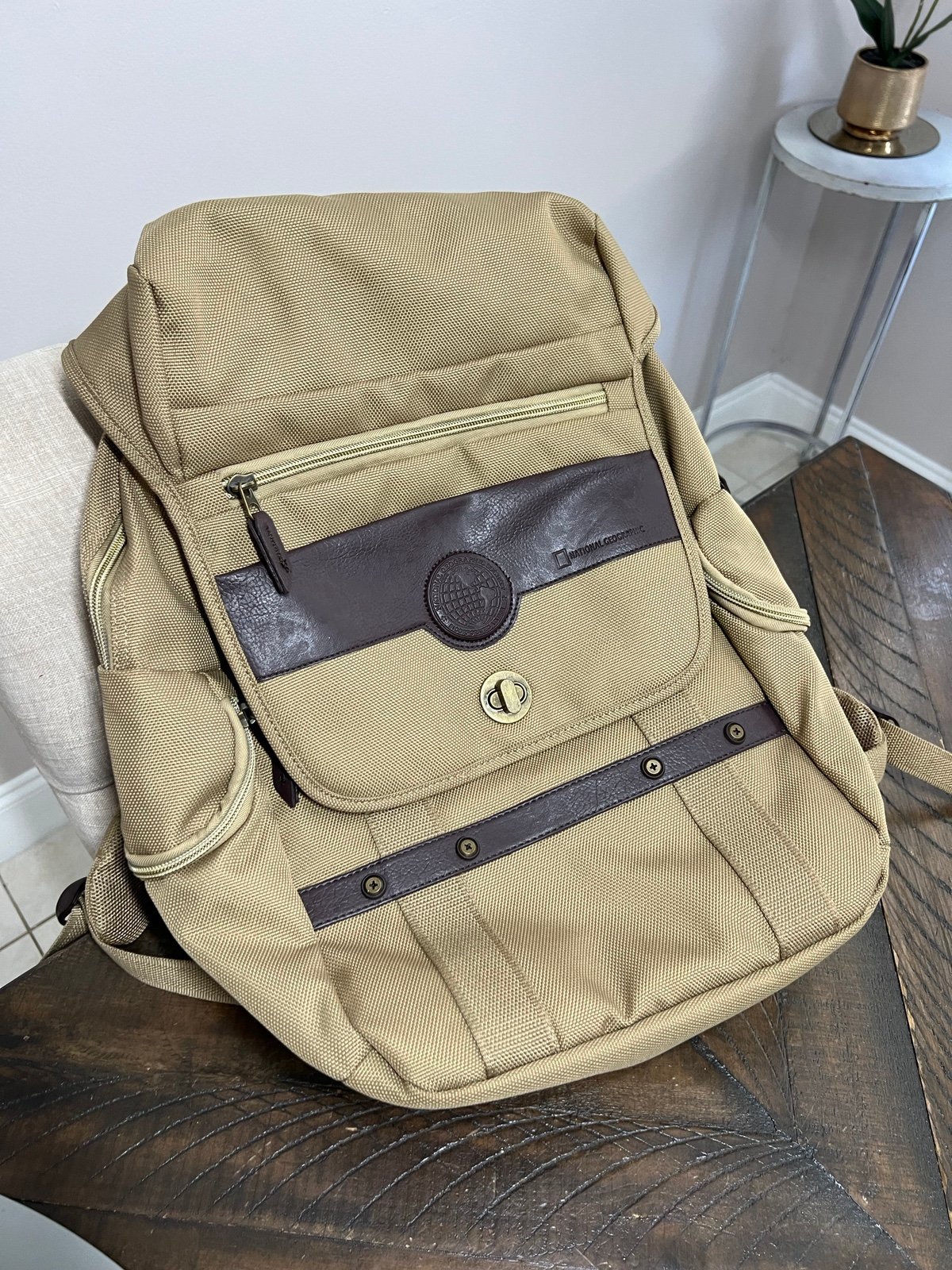 NATIONAL GEOGRAPHIC LARGE NYLONFAUX LEATHER TRAVEL BACKPACK! 19x16x5in Like new!