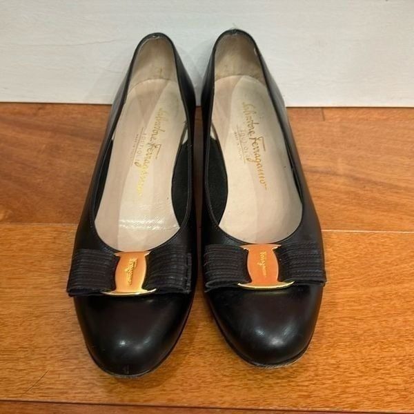 Salvatore Ferragamo Vara Pump Black size 7B