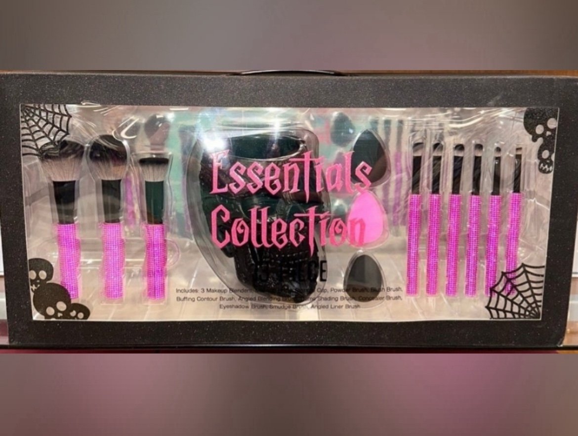 Skull makeup brush set