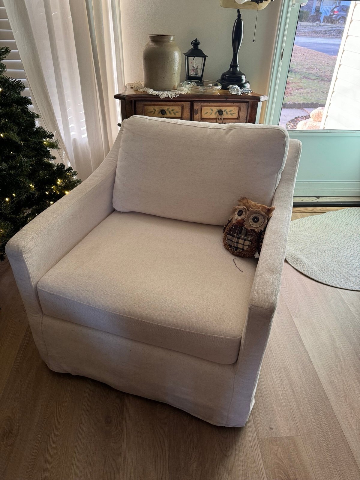 Broyhill Glendale Linen Slipcover Swivel Chair