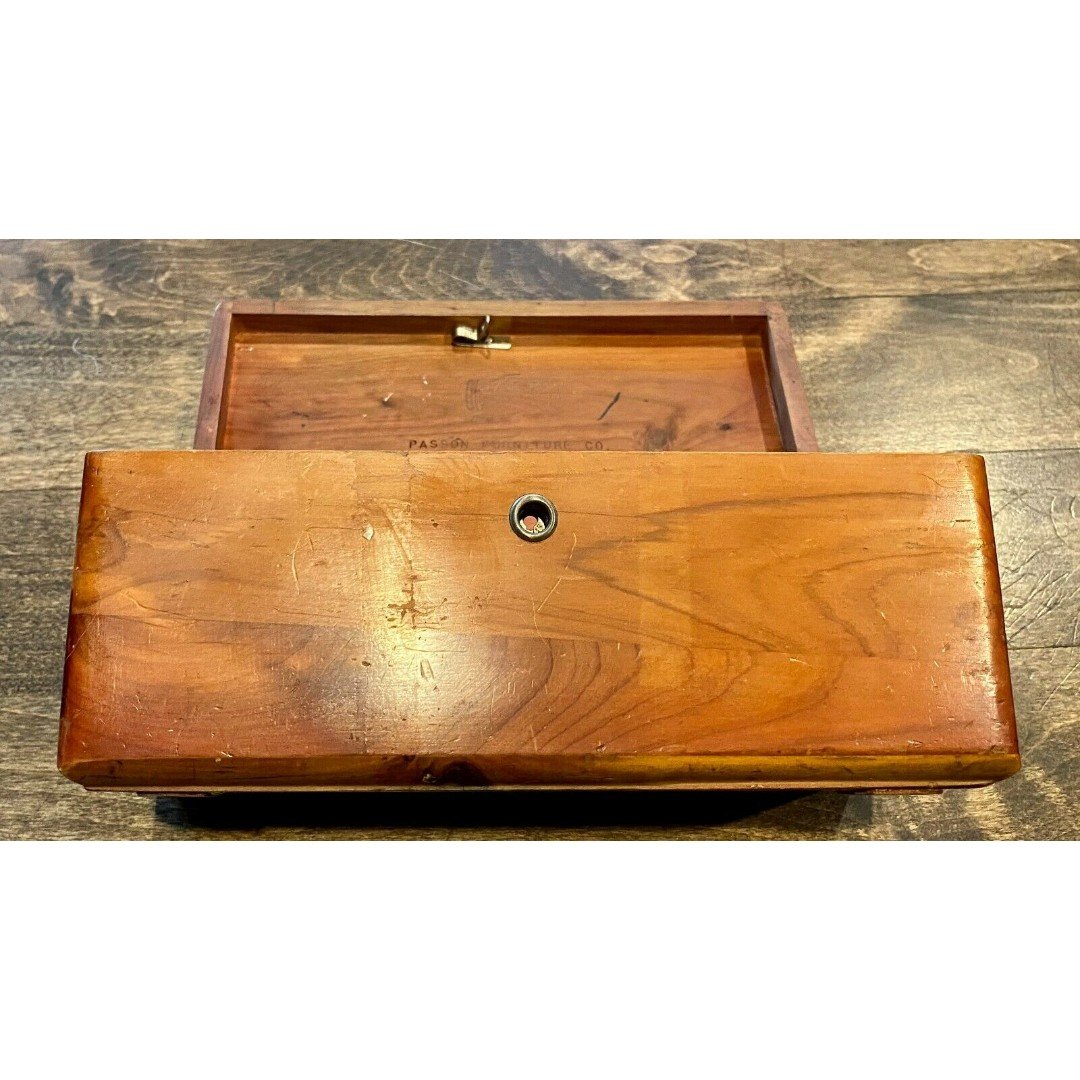 Cedar Chest Lane Mini Salesman Sample or Girl Graduate No key Some Marks VINTAGE