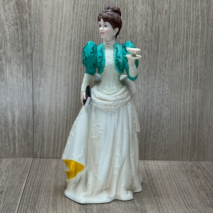 Avon's 1995 Mrs. Albee Award President's Club Porcelain Figurine 9 w/ Box