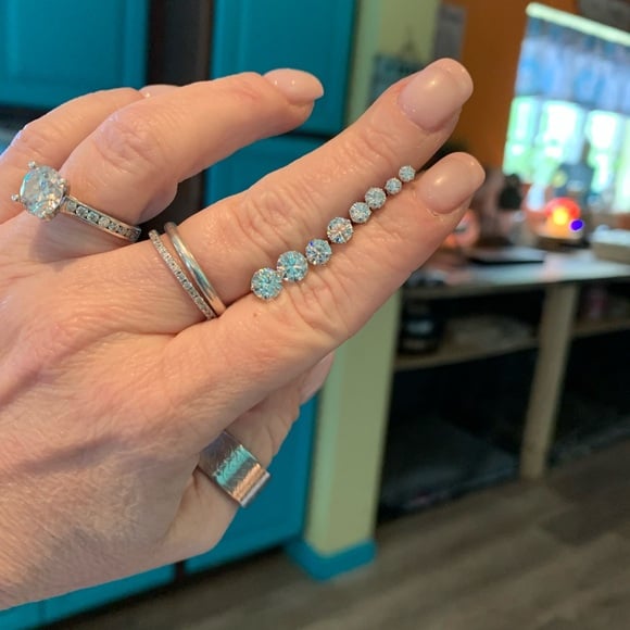 4 pairs of brilliant white Moissanite